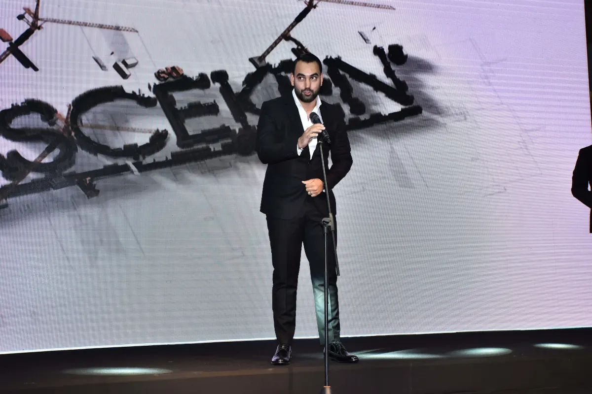 Ismet Tasceken speaking on stage